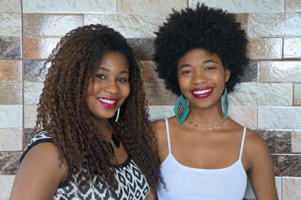 As modelos Camila e Beatriz com o batom liquido Uva, da Negra Rosa